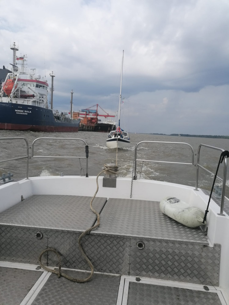 Motorrettungsboot 'Kiek Ut' mit Segler im Schlepp auf Elbe