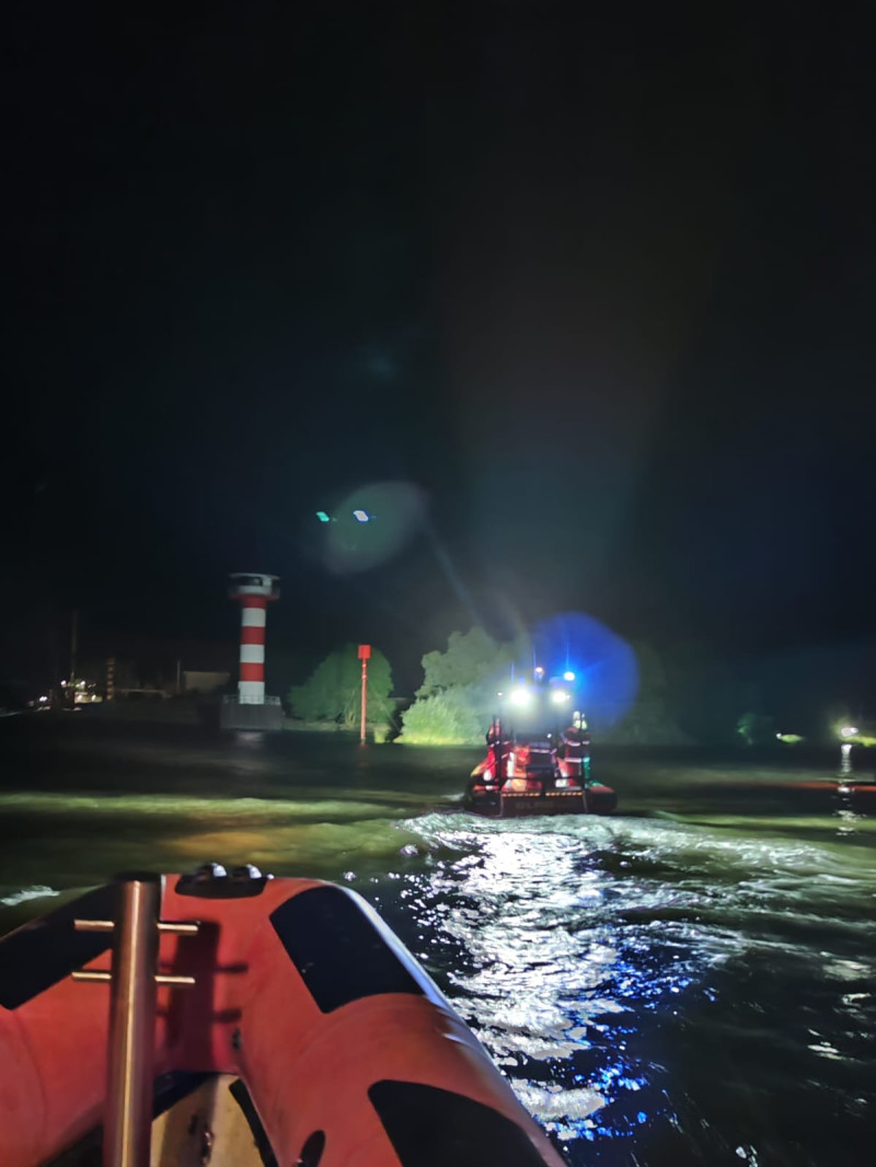 MRB 'Rück Ut' schleppt das Boot mit Motorschaden, MRB 'Good Will' transportiert die verletzte Person