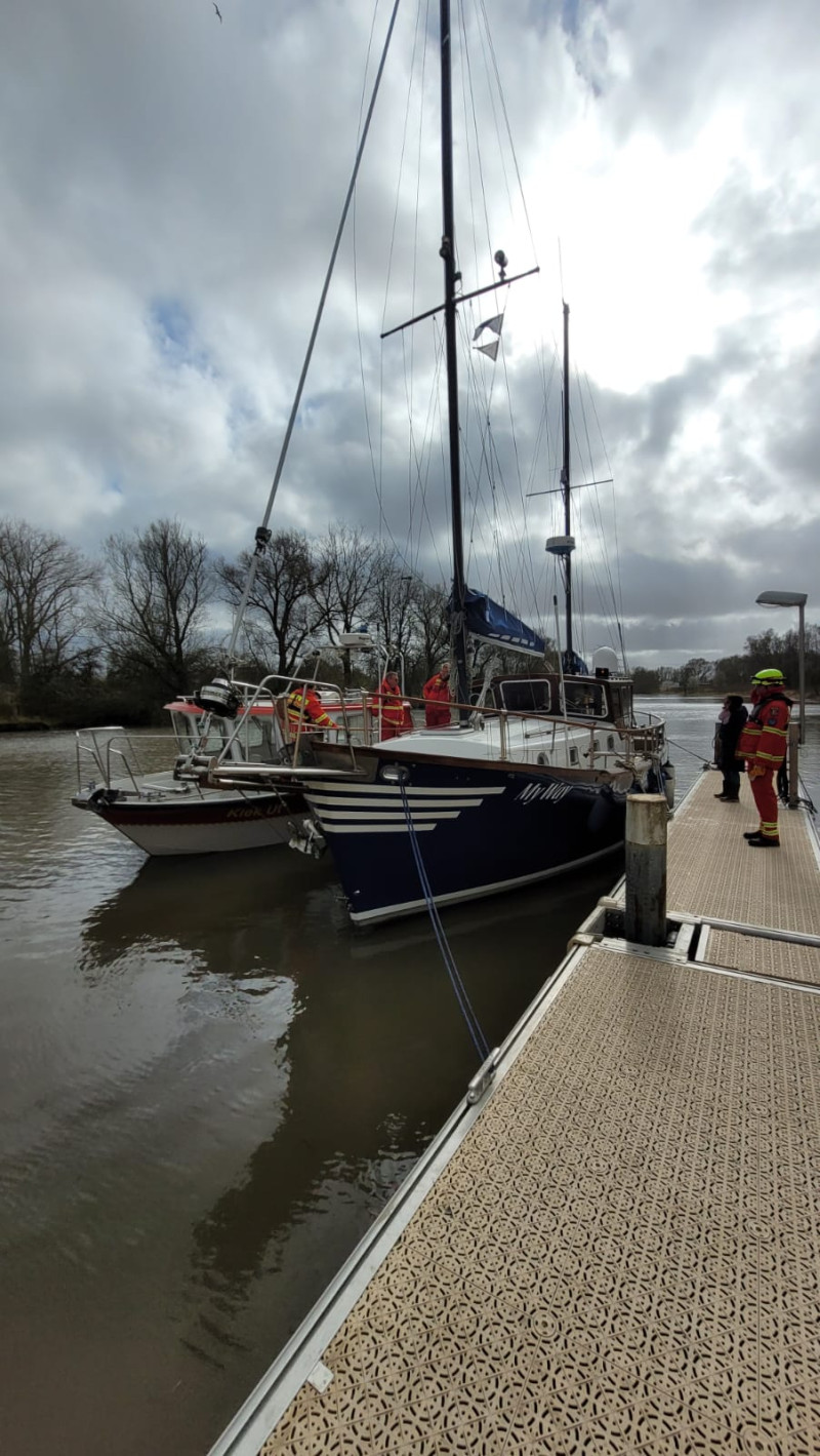 Motorrettungsboot 'Kiek Ut' mit Segler angelegt am Seglerverein  