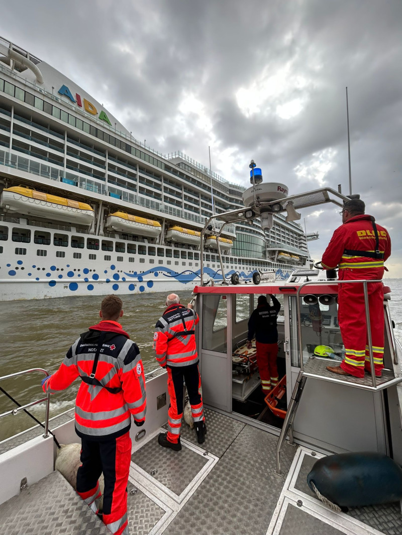 NEF Besatzung auf Motorrettungsboot 'Kiek Ut' vor Aida Perla
